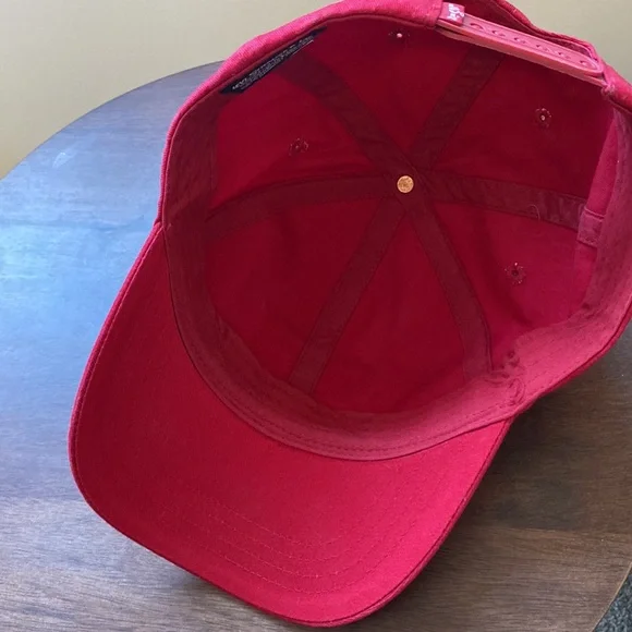 Levi’s red snap back hat - Picture 3 of 5